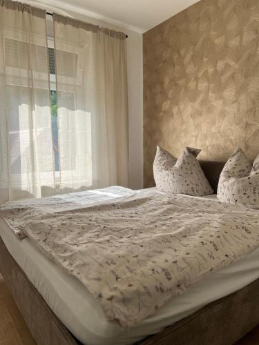 a bedroom with a bed with pillows and a window at ElbUfer Glück in Schieritz