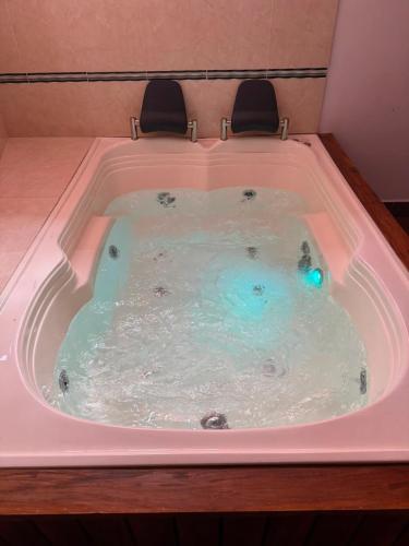 a jacuzzi tub with two chairs in it at Hotel La Mansión in La Pintada