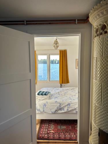a bedroom with a bed and a window at Villa Gurevitch - 4 lägenheter med sängplats för två i varje lägenhet in Urshult