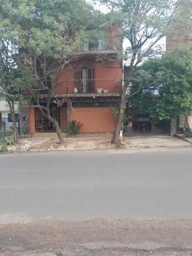 a building with a balcony on the side of a street at Departamento amplio in Fernando de la Mora