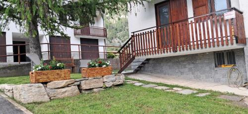 a house with a balcony and two flower boxes at Appartamento Oserot in Bersezio