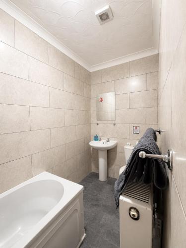 a bathroom with a bath tub and a sink at The Bay Horse Accommodation Contractor Rooms in Carlton