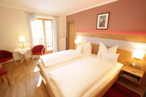 Ein Bett oder Betten in einem Zimmer der Unterkunft Klosterhof zur Post