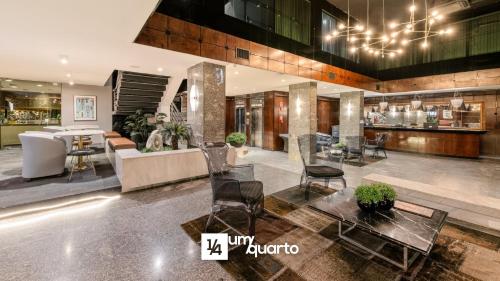 a lobby with a table and chairs in a building at Edifício Praça Osório in Curitiba