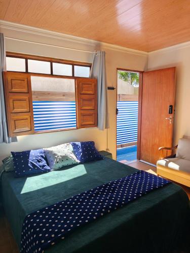 a bedroom with a bed and a window at Recanto Duas Rosas in Venda Nova do Imigrante