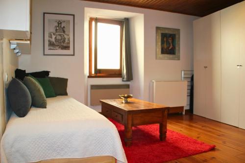 a bedroom with a bed with a table and a window at Apartamento-Estudio in Osséja