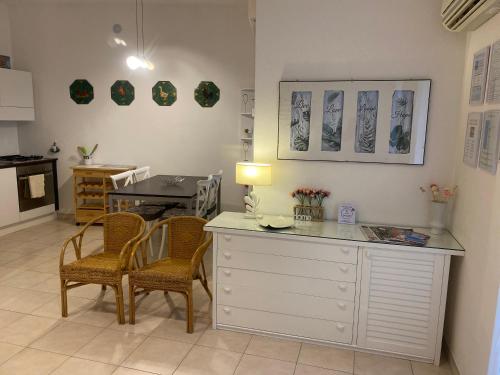 a kitchen with a counter with chairs and a table at Oleander House apartments in Torri del Benaco
