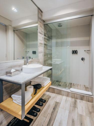 a bathroom with a sink and a shower at Pleno Madero in Buenos Aires