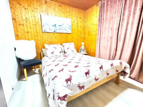 a bedroom with a bed with a comforter with horses on it at Havre de paix avec jacuzzi in Grône