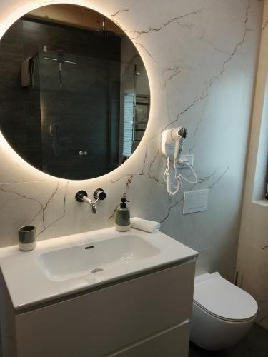 a bathroom with a sink and a mirror at Górska Przystań in Grywałd