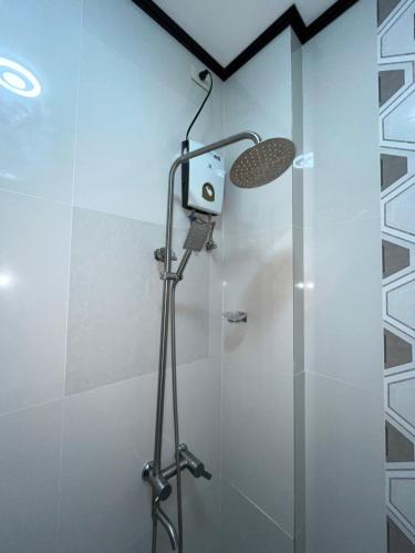 eine Dusche mit Duschkopf im Badezimmer in der Unterkunft SouthPark Hotel Naga in Concepcion