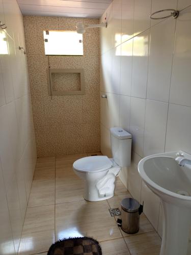 a bathroom with a toilet and a sink at Aconchego Da Serra in Triunfo