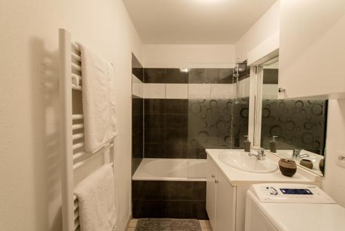een witte badkamer met een wastafel en een douche bij Floralia in Toulouse