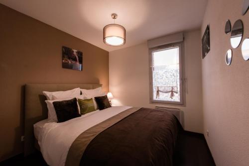 トゥールーズにあるFloraliaのベッドルーム1室(枕付きのベッド1台、窓付)