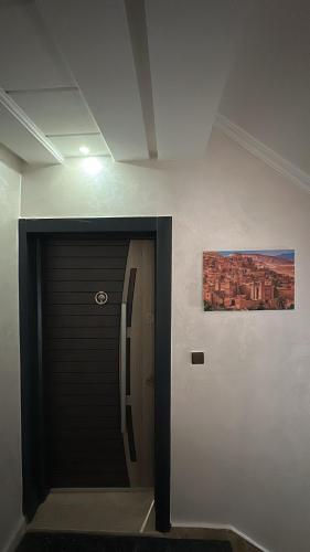 a hallway with a door and a painting on the wall at Appartement Agadir Tilila 1 pour couples mariés et familles in Agadir