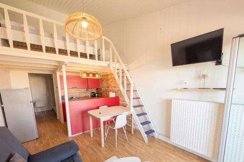 Mezzanine studio with balcony in Les Sables