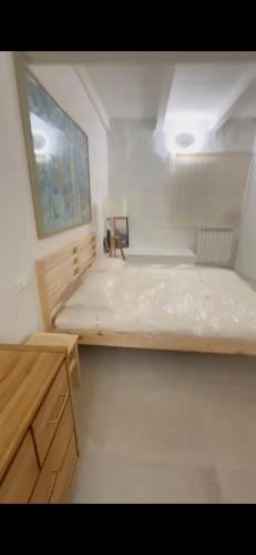 ein Zimmer mit einem Bett und einem Schreibtisch in der Unterkunft Il Nido delle Marche in Sarnano