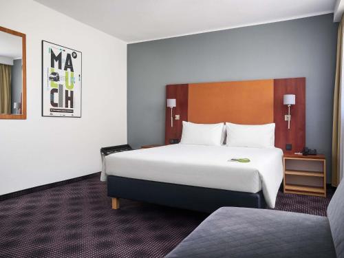 a bedroom with a large bed in a room at ibis Styles Bielsko Biala in Bielsko-Biała
