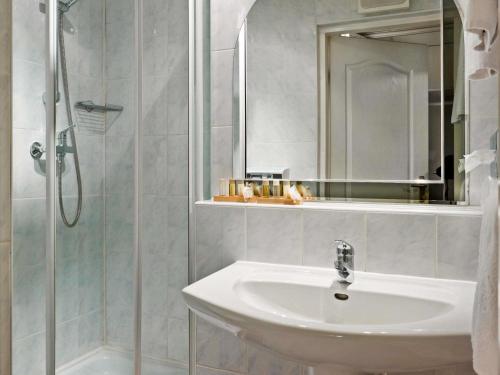 a bathroom with a sink and a shower with a mirror at ibis Styles Bielsko Biala in Bielsko-Biała