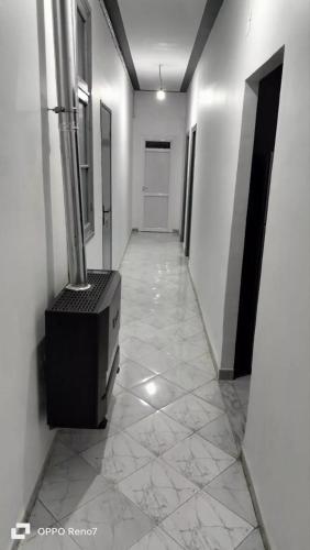 an empty hallway with a vase on the wall at مفروشة السعادة in Tlemcen