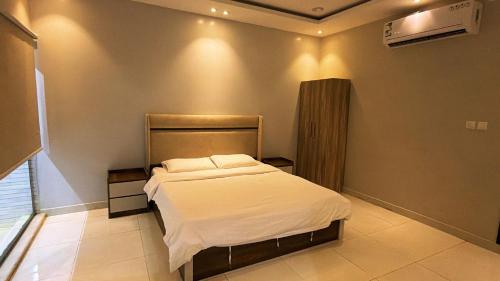 a bedroom with a large bed in a room at شاليهات تولين in Taif