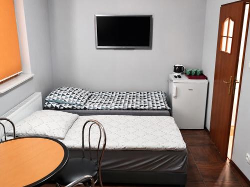 a small room with a bed and a table at Domek STABOL in Kołobrzeg