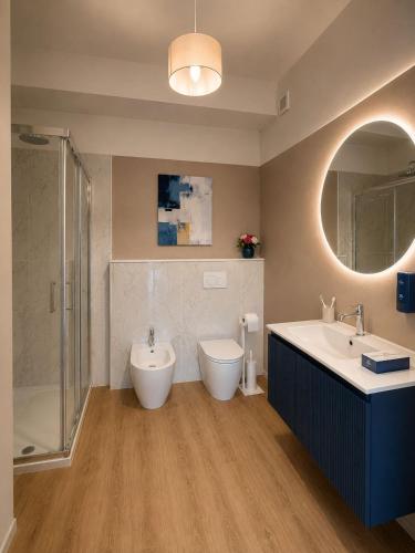 a bathroom with a tub and a toilet and a sink at Hotel IL MULINO - Colazione a Buffet e Parcheggio Privato in Casalgrande
