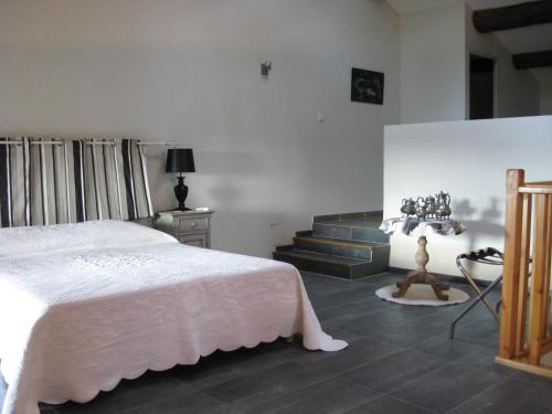 - une chambre avec un lit et des escaliers dans l'établissement Mas Du Puits, à Courthézon