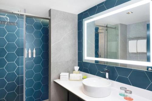 a bathroom with a sink and a mirror at Le Méridien Mexico City Reforma in Mexico City