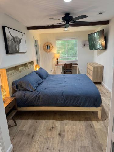 a bedroom with a bed and a ceiling fan at Cute cottage in Sunrise Beach in Sunrise Beach