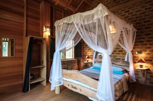 מיטה או מיטות בחדר ב-Manthally Cabanas