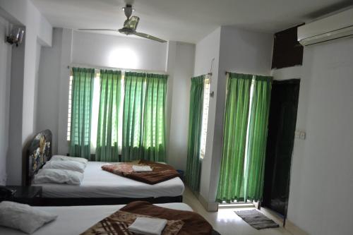 Llit o llits en una habitació de Hotel Shams Plaza