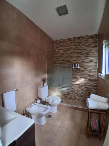 a bathroom with a toilet and a sink at Dos Lapachos in San Fernando del Valle de Catamarca