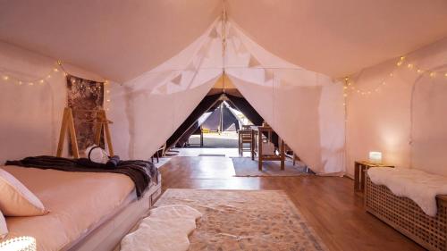 a room with a tent with a table and chairs at Gapyeong ILUGlamping in Gapyeong