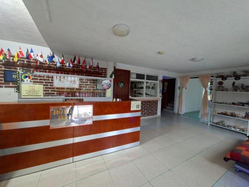 a restaurant with a counter with flags on it at Hotel Fer in San Juan Teotihuacán