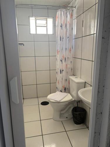 a bathroom with a toilet and a sink at Cantinho da Nonna in Morretes