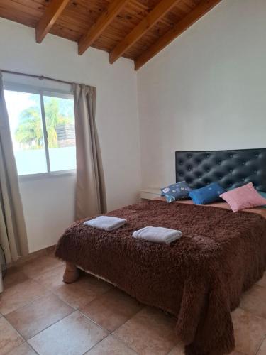a bedroom with a large bed with a large window at Alojamiento temporario 2 in Lanús