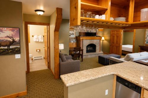 a living room with a fireplace and a living room at Appenzell Inn in Estes Park