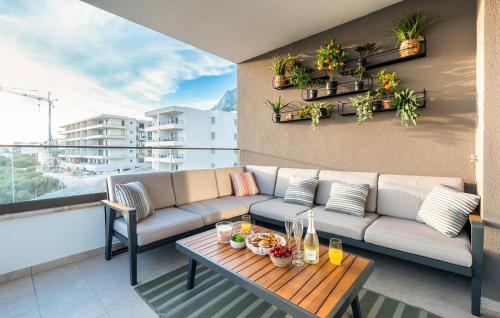 Nice Apartment In Makarska With Lake View