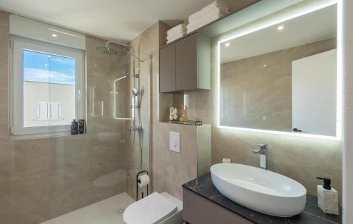 Nice Apartment In Makarska With Lake View