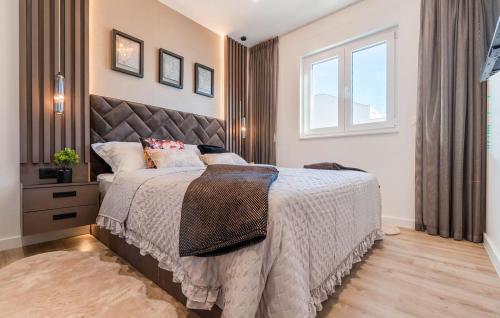 Nice Apartment In Makarska With Lake View
