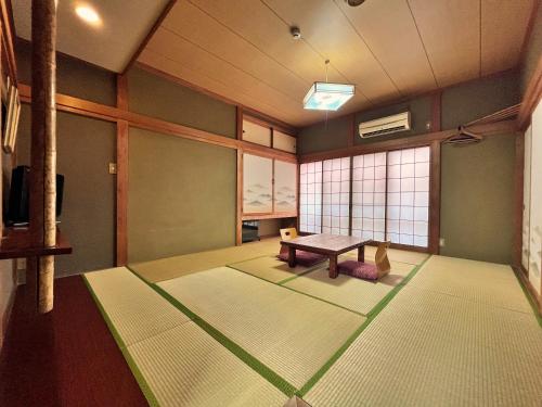 a room with a table in the middle of a room at Masugataya Ryokan in Tako
