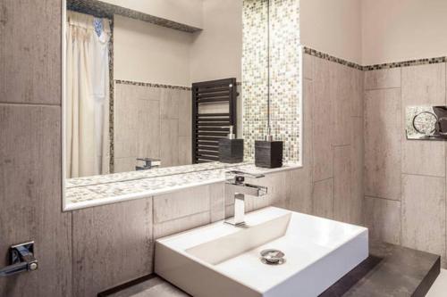 波隆那的住宿－Interno 1，浴室设有白色水槽和镜子