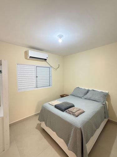 a bedroom with a bed and a air conditioner at Casa 20 in Araguaína