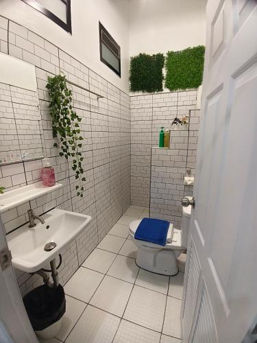 a white bathroom with a toilet and a sink at บ้านสุขสันต์ พฤกษา45 บางใหญ่ in Ban Nong Kradi