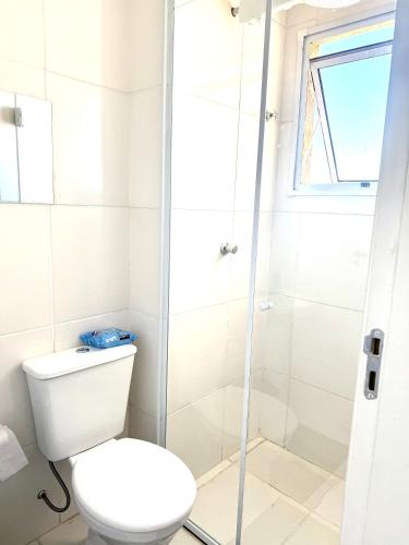 a bathroom with a toilet and a shower at Lumar Apart Boituva Diária 24H in Boituva