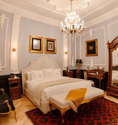 a bedroom with a large bed and a chandelier at Hotel Casa Huamantla in Huamantla
