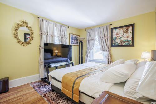 a bedroom with a large bed and a mirror at Room B2 Shared bathroom Kingbed washer dryer in Rochester