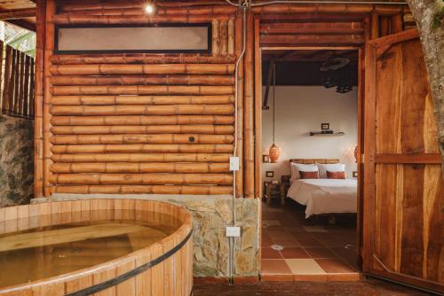 a room with a bath tub and a bedroom at Mantoverde in Dosquebradas