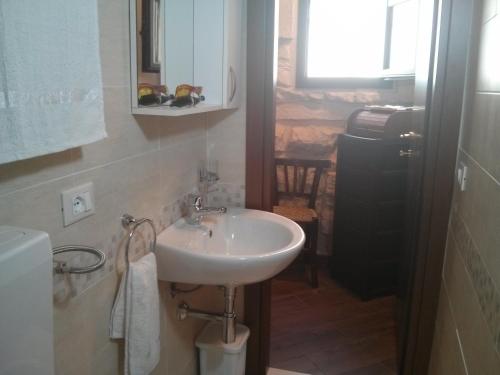 Ein Badezimmer in der Unterkunft Piccolo Dammusu